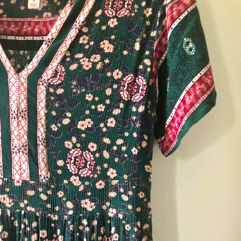 Long green dress with floral detail - Medium